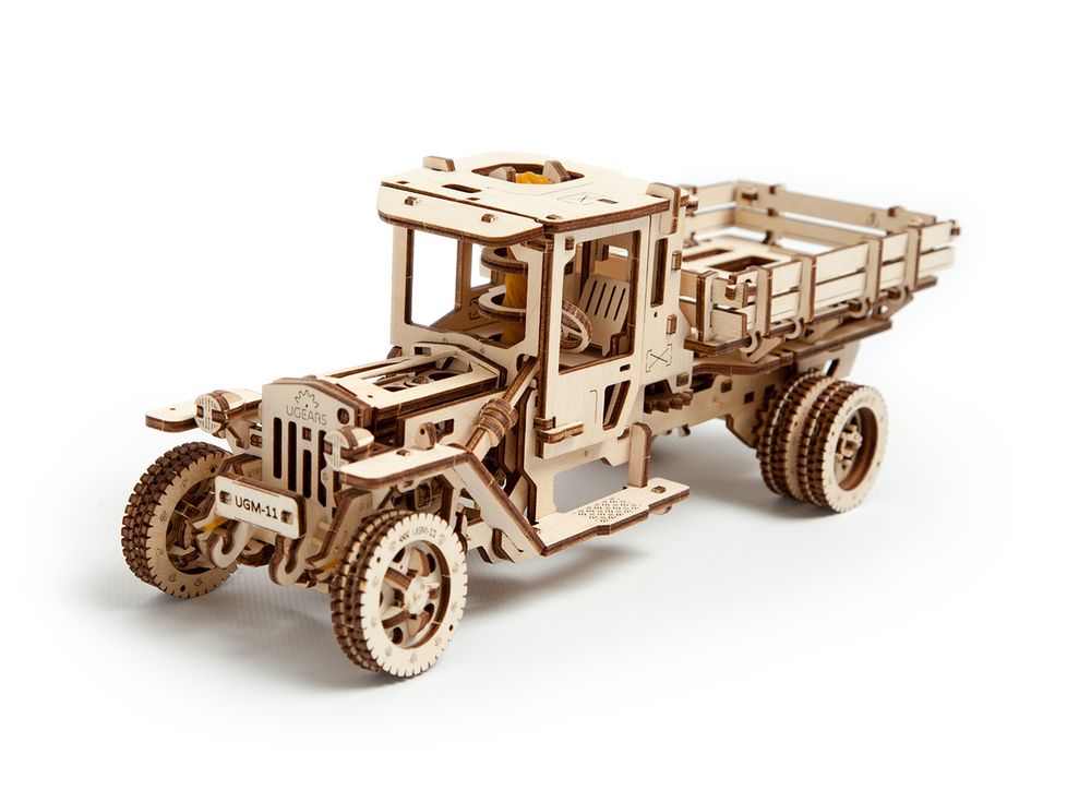 3D-пазл Ugears «Грузовик UGM-11» 3D-пазл Ugears «Грузовик UGM-11»Ugears<br>Внушительная реалистичная модель «Грузовик UGM-11», массой 1267 гр., - новинка в 3D-пазл Ugears. <br> Инжекторный 4-цилиндровый двигатель расположен впереди продольно под капотом. Трансмиссия модели - копия трансмиссии реального грузовика. Подвеска передних...<br><br>Артикул: 70018<br>Размер: 34x14x13 см<br>Расчетное время сборки: 12 часов<br>Материал: Дерево<br>Размер упаковки: 37,5x17x3,5см<br>Возраст: от 14 лет
