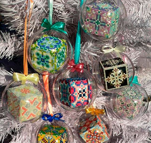 На фото изображено - Новогодние украшения своими руками, рис. Мозаичные подвесные шары