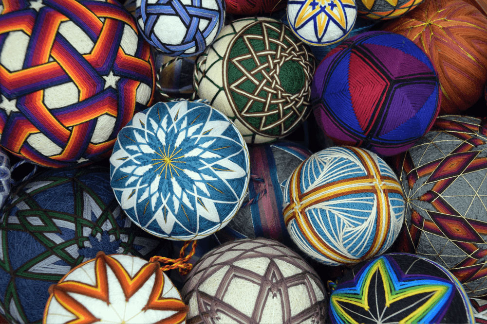 На фото изображено - Японские шары темари своими руками, рис. Шары темари