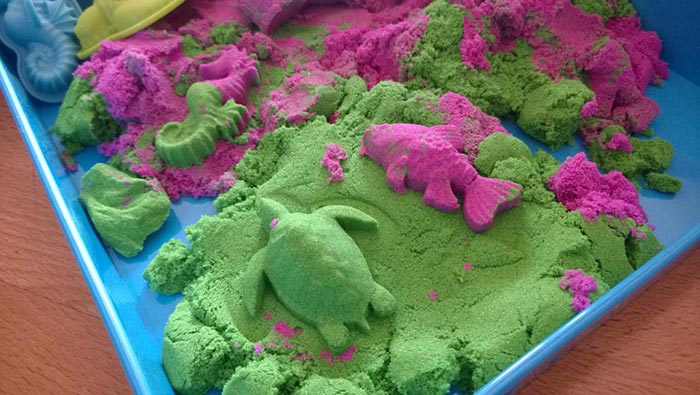 На фото изображено - Кинетический песок и слайм: разновидности, свойства и польза, рис. Домашняя песочница