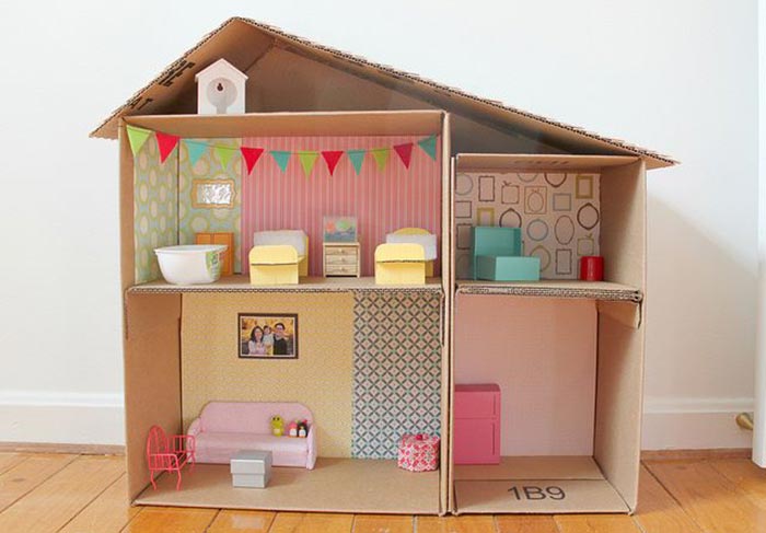 На фото изображено - Мастерим кукольный домик: материалы, советы и основные принципы строительства, рис. Домик из картонных коробок