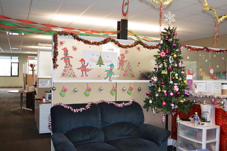 На фото изображено - Новогодние украшения для офиса или рабочего кабинета: декор своими руками, рис. Украшение офиса на Новый Год
