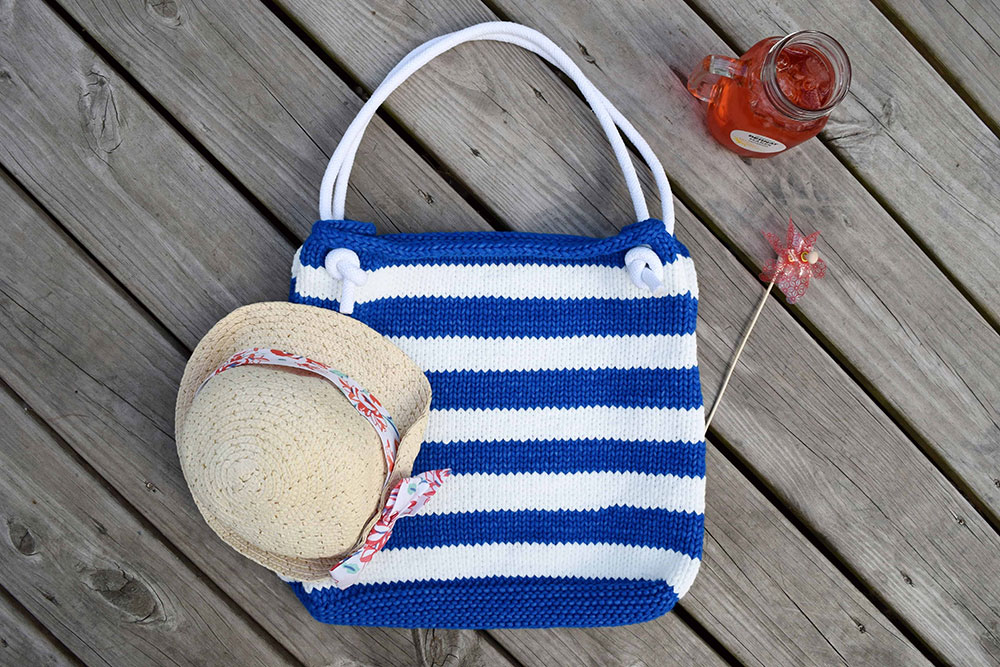 На фото изображено - Вязание пляжных вещей: создаем стильный гардероб для летнего отдыха своими руками, рис. Вязаная пляжная сумка