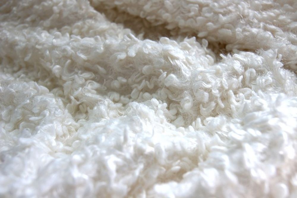 Кудрявый натуральный мех. Мех искусственный кудрявый. Кудрявый мех. Длинный волнистый мех. Кудрявый мех.