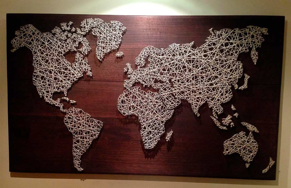 На фото изображено - Техника Стринг Арт: создание картин из гвоздей и нитей, рис. Карта мира 
