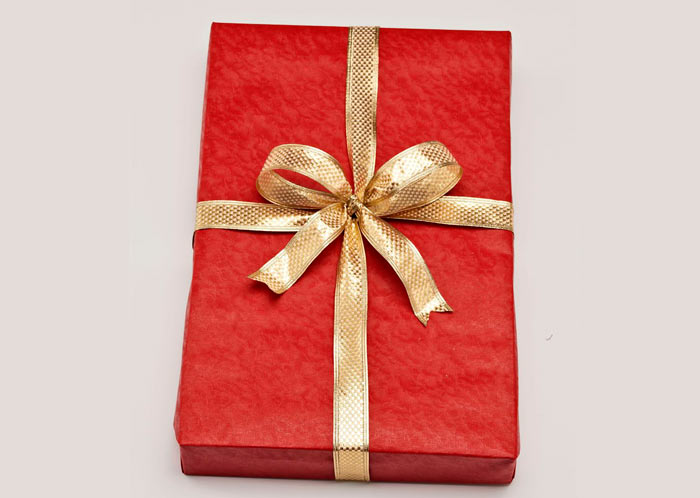 Как обвязать шпагат вокруг подарка и завернуть его в крафт-бумагу. упаковка подарков в самодельную упаковку