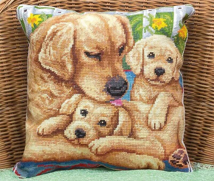 Подушка с вышитыми мордочками собак