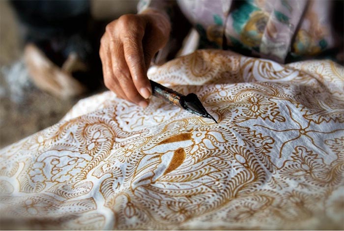 На фото изображено - Забытые виды рукоделия, которые еще вернутся, рис. Роспись ткани в Индонезии