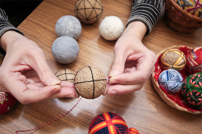 На фото изображено - Японские шары темари своими руками, рис. Изготовление основы