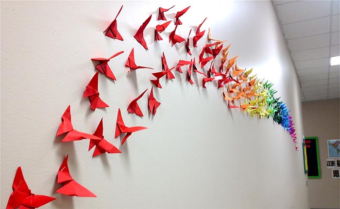 На фото изображено - Искусство оригами: фигурки из бумаги своими руками, рис. Оригами на стене