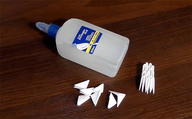 На фото изображено - Искусство оригами: фигурки из бумаги своими руками, рис. Клей для оригами