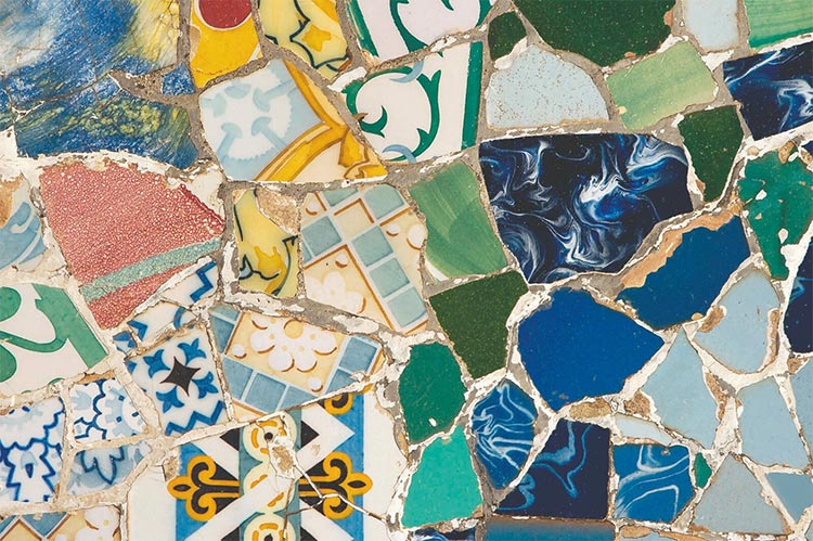 На фото изображено - Мозаика от древности до современности: как зарождалось и развивалось искусство в разные эпохи, рис. Мозаика Гауди
