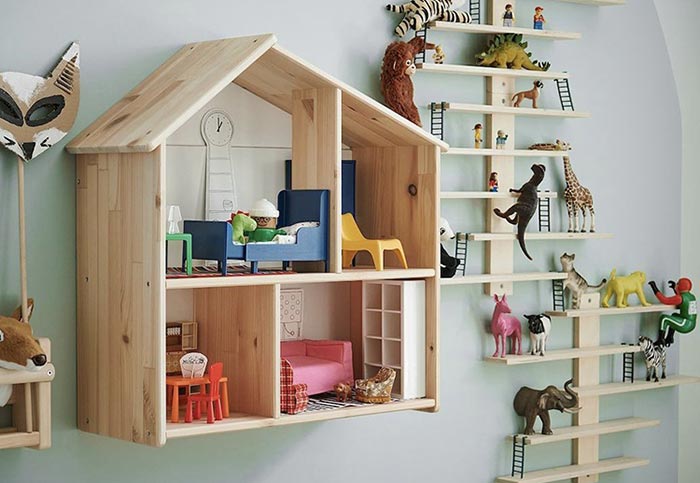 Кукольный деревянный домик с мебелью и куклами
