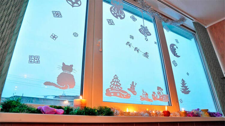 На фото изображено - Новогодние украшения для офиса или рабочего кабинета: декор своими руками, рис. Украшения на окна