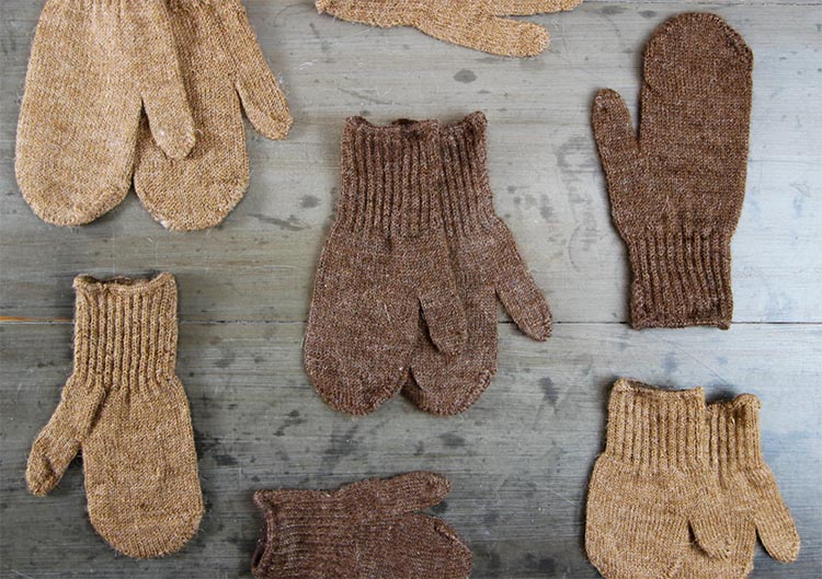 На фото изображено - Утепляемся на зиму: вяжем варежки, носки и шарф, рис. Детские варежки из альпаки