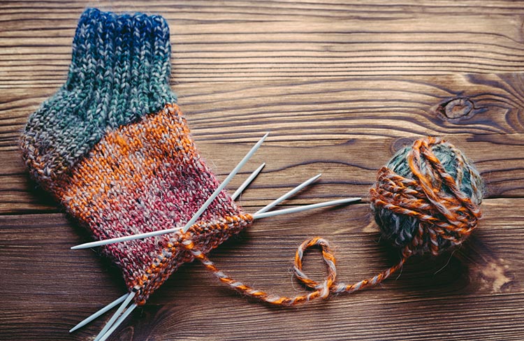 На фото изображено - Утепляемся на зиму: вяжем варежки, носки и шарф, рис. Теплые вязаные носки