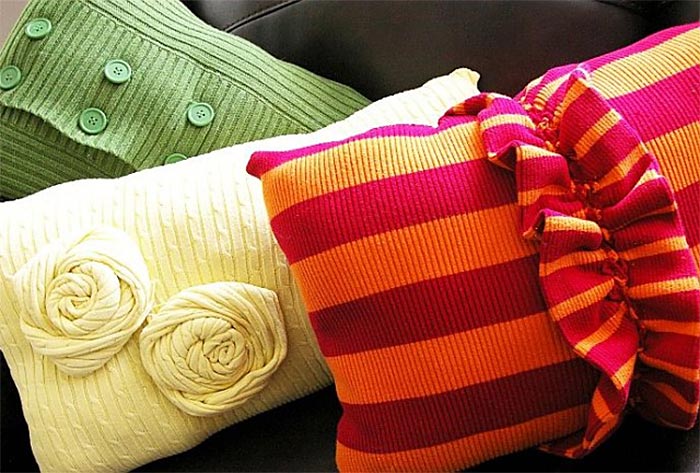 На фото изображено - Делаем подушку своими руками: материалы, варианты декора, мастер-класс, рис. Наволочки из свитера
