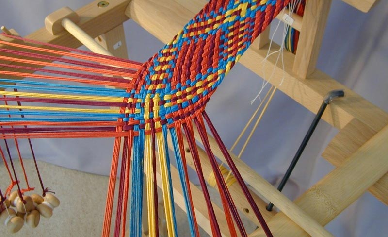 На фото изображено - Искусство кумихимо: древняя японская техника плетения шнуров, рис. Плетение кумихимо