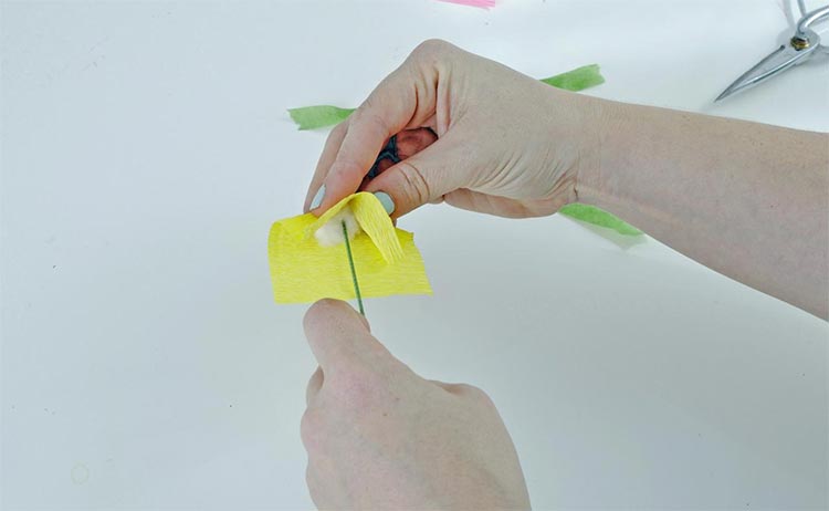 На фото изображено - Гофрированная бумага: как сделать красивые цветы, которые никогда не завянут, рис. Шаг 2