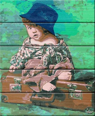 Картина по номерам по дереву Dali «Малыш на чемодане»
