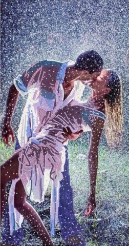 Рисунок на ткани «Поцелуй под дождем»