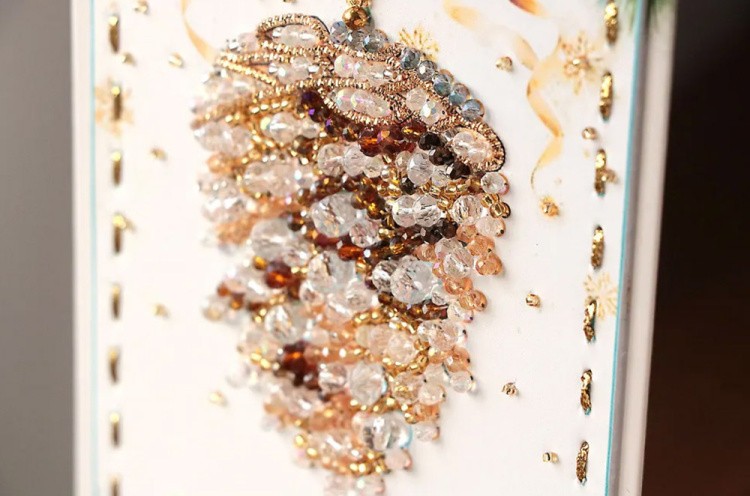 Набор для вышивания хрустальными бусинами открытка-конверт «Шишка» — картинка 2