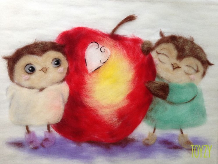 Картина шерстью «Совушки с яблоком»
