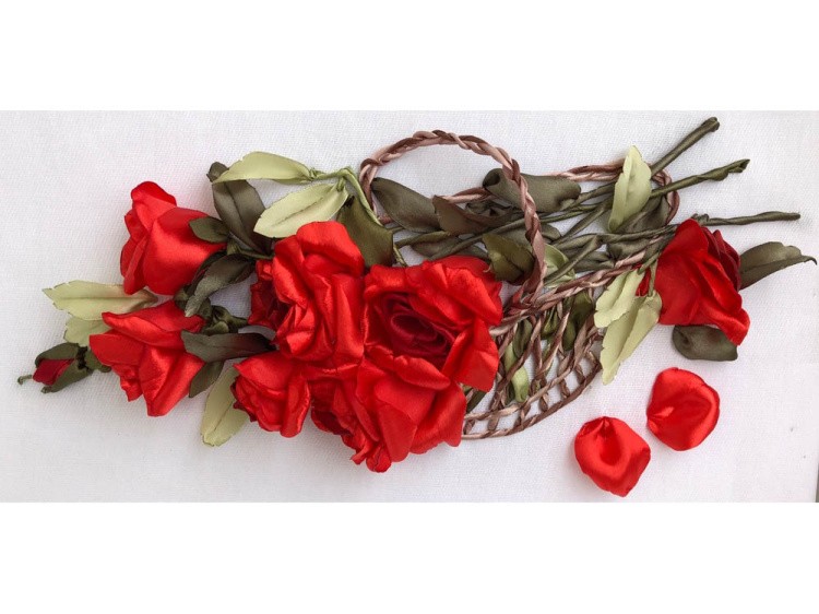 Вышивка лентами «Красные розы в корзине»