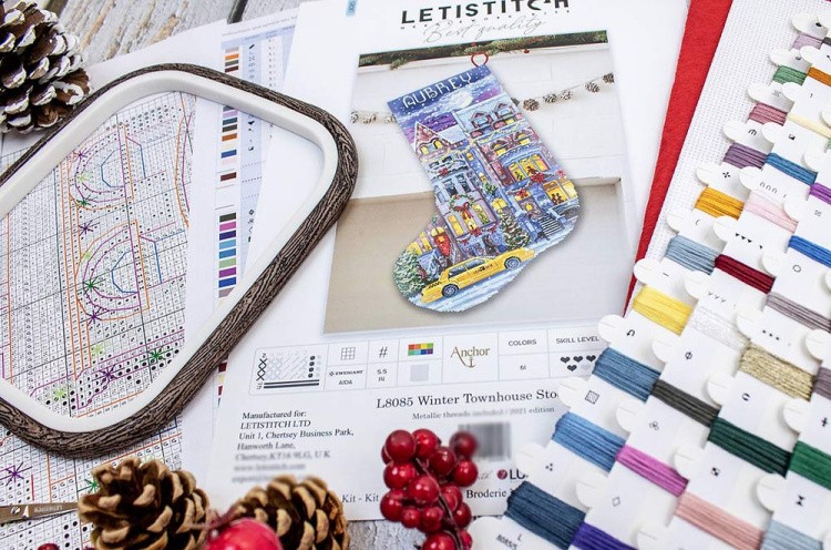 Набор для вышивания «Winter Townhouse Stocking (Зимний сапожок с таунхаусом)» — картинка 4