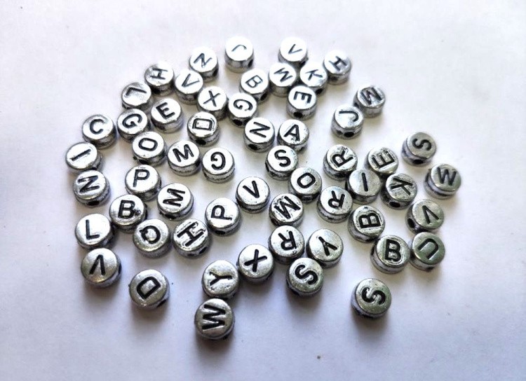 Бусины таблетки серебро с английским алфавитом 5 мм, 500 г