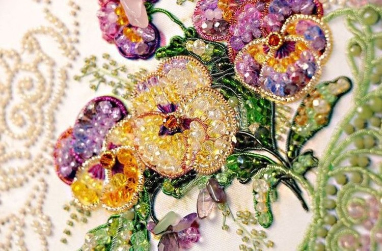 Набор для вышивания хрустальными бусинами «Цветочное кружево. Виолы» — картинка 2