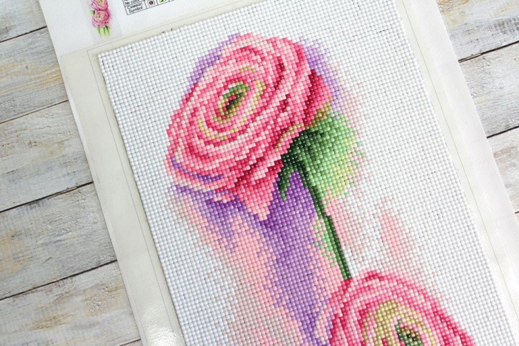 Алмазная вышивка «Розовые ранункулюсы» — картинка 3