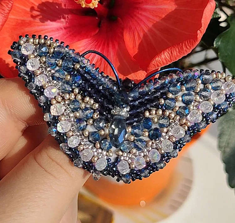 Набор для вышивания «Брошь. Бабочка Джинс» — картинка 2