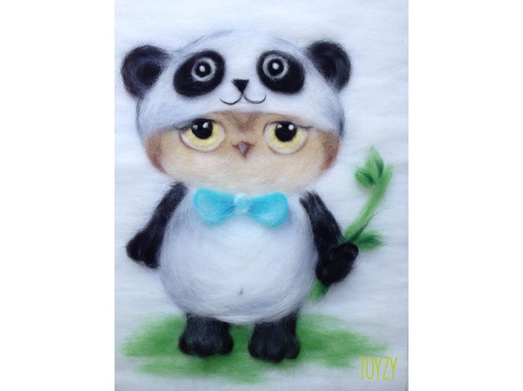 Картина шерстью «Сова в костюме панды»