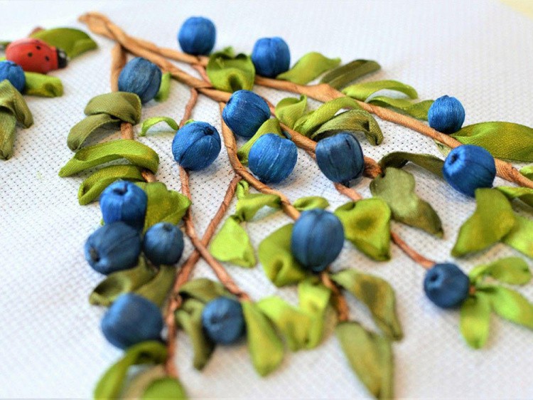 Вышивка лентами «Куст голубики» — картинка 3