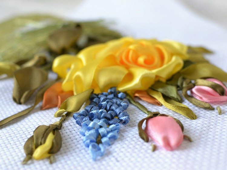 Вышивка лентами «Краски лета» — картинка 5