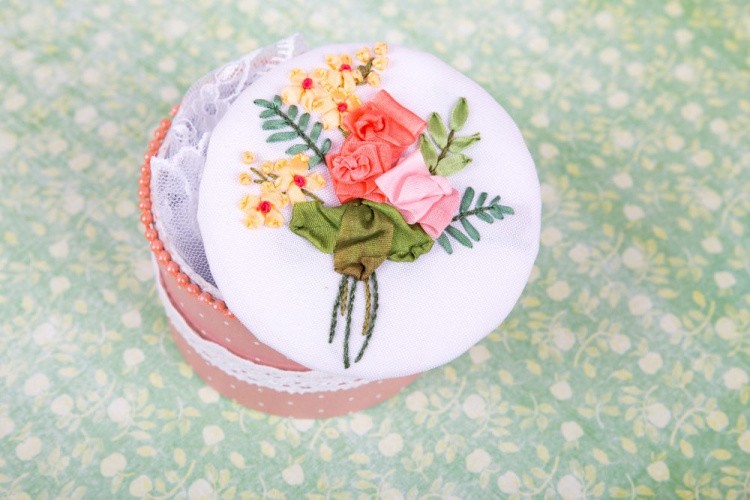 Вышивка лентами «Букетик роз» — картинка 4