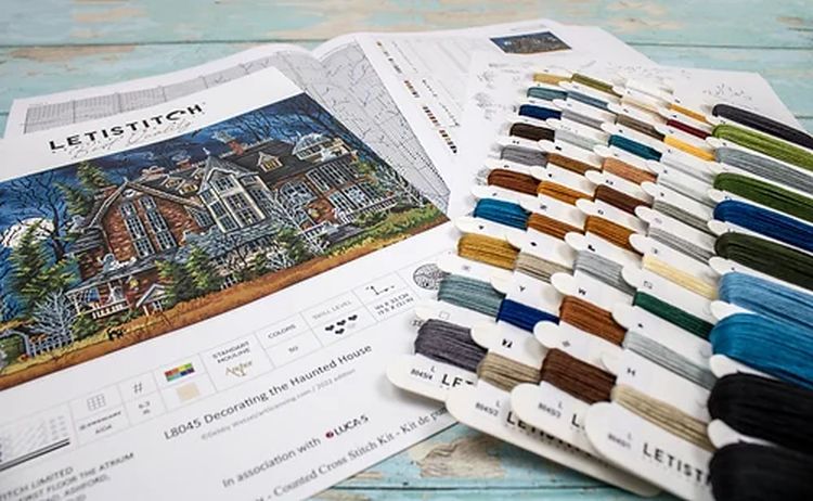 Набор для вышивания «Decorating the Haunted House» — картинка 5