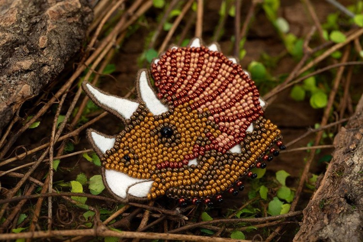 Набор для вышивания «Брошь. Трицератопс» — картинка 3