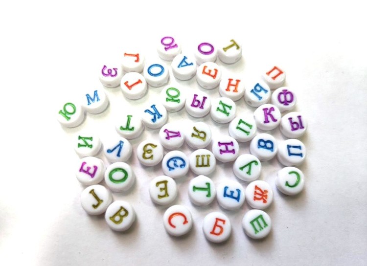 Бусины таблетки белые с русским цветным алфавитом 5 мм, 500 г