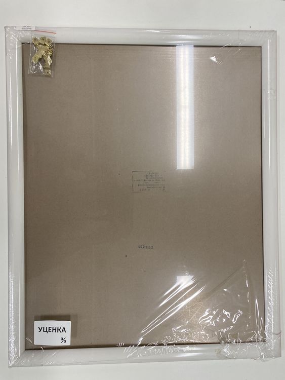 УЦЕНКА. Багетная рама с оргстеклом, 40х50 см (порвана упаковка, грязный угол) — картинка 2