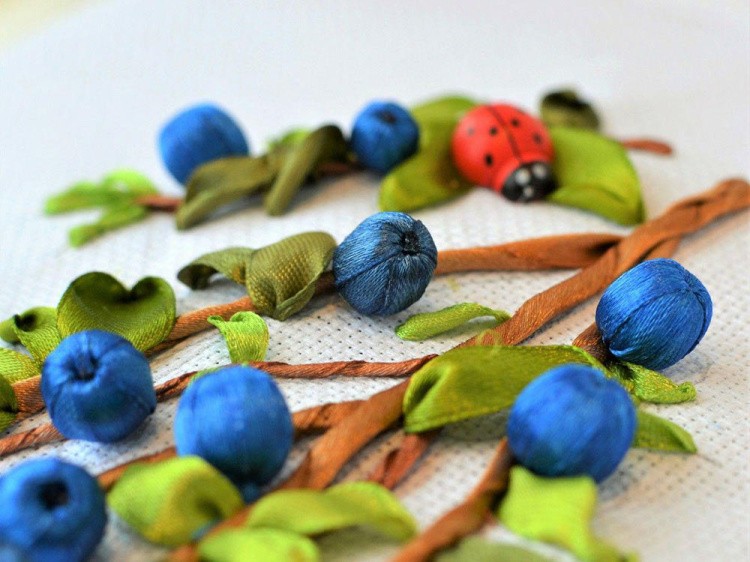 Вышивка лентами «Куст голубики» — картинка 4