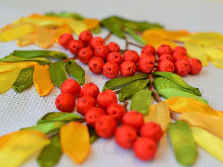 Вышивка лентами «Ветка рябины» — картинка 6