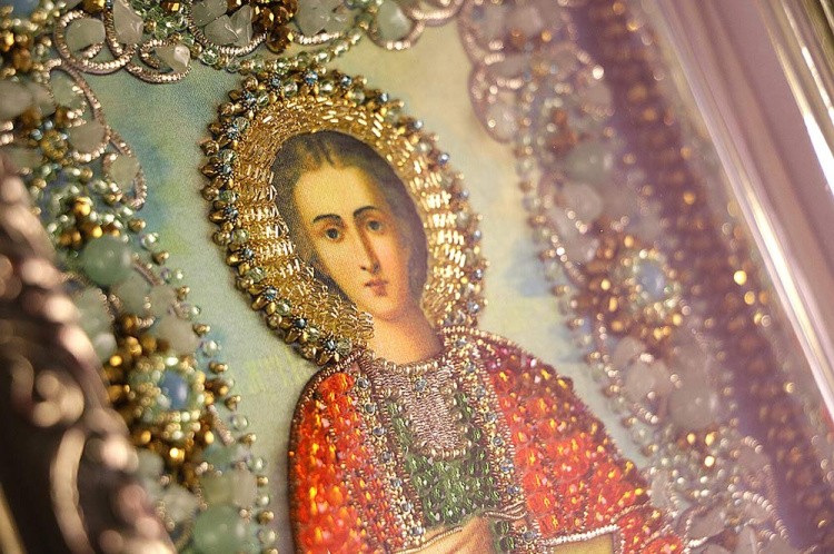 Вышивка Образа в каменьях «Святой Пантелеймон-целитель» — картинка 3