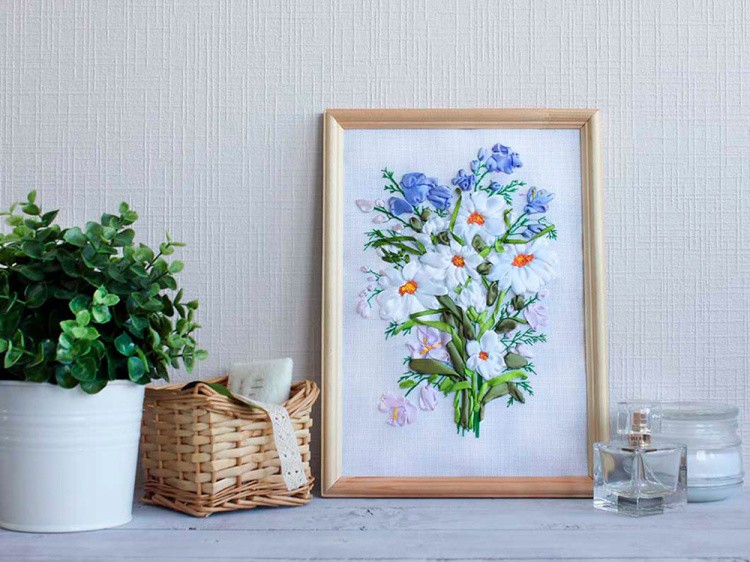 Вышивка лентами «Ромашки и колокольчики» — картинка 3