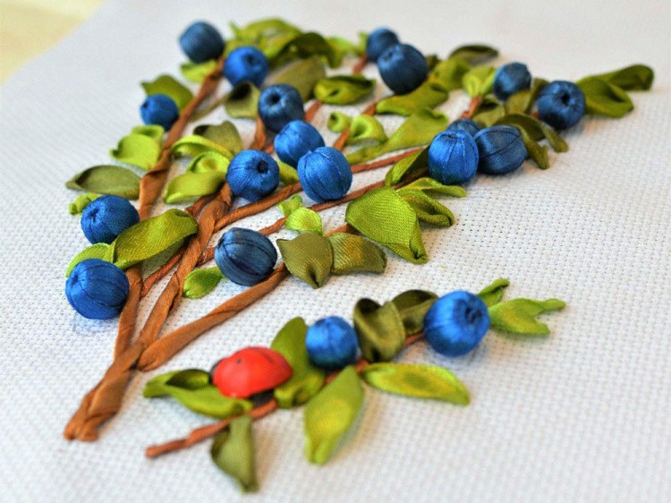 Вышивка лентами «Куст голубики» — картинка 5