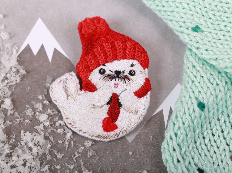 Набор для вышивания «Брошь. Белёк в шапочке» — картинка 2