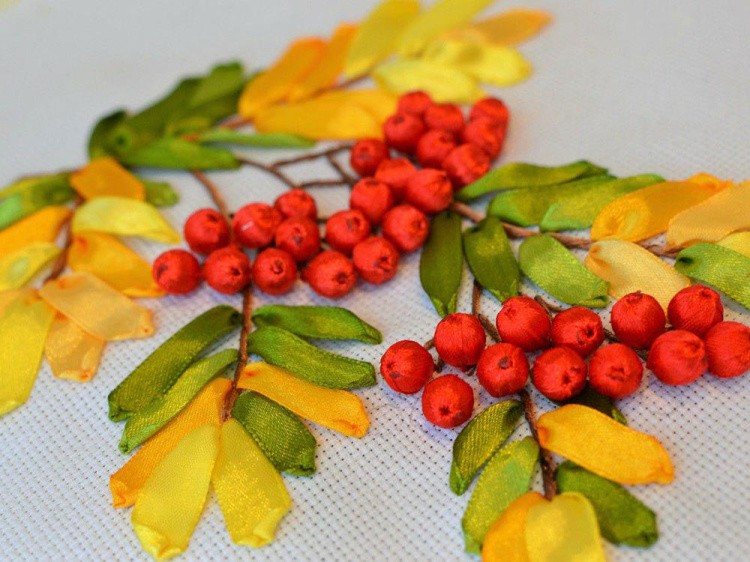 Вышивка лентами «Ветка рябины» — картинка 3
