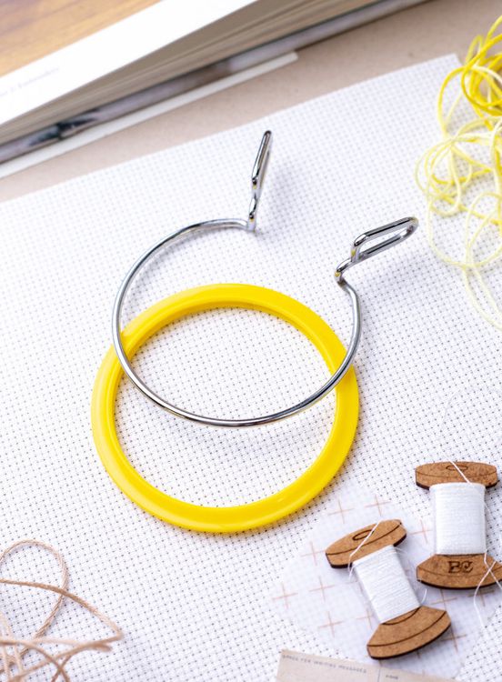 Пяльцы пружинные, диаметр 5,8 см, h-5, цвет: желтый, Nurge — картинка 2