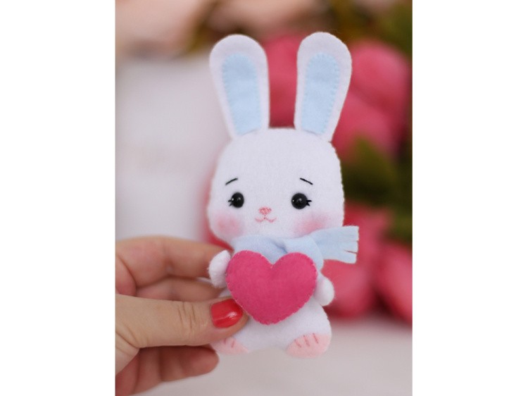 Набор для шитья игрушки «Зайка Лилия с сердечком» — картинка 2